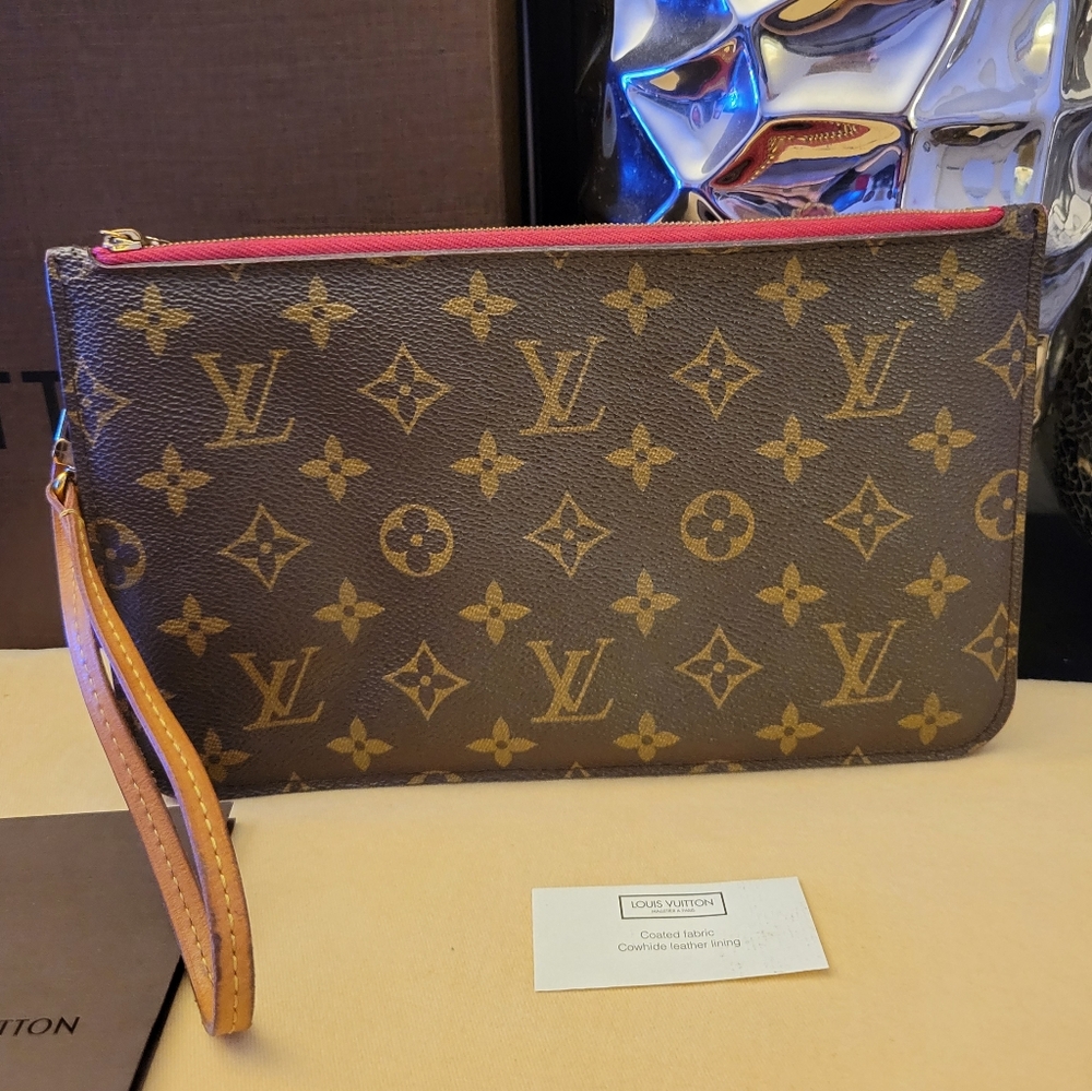 🔥SALE🔥 Louis Vuitton Wristlet Clutch LV